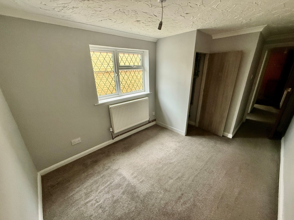 Lot: 48 - MIXED-USE INVESTMENT IN TOWN CENTRE - Flat 1 - Bedroom